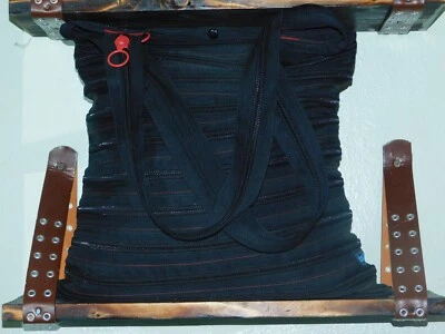 BOLSO CON CREMALLERA ~ 11 CREMALLERAS HORIZONTALES + 3 CREMALLERAS COMO ASAS, ¡PERO SE CIERRA A PRESIÓN! Foto 1 de 4