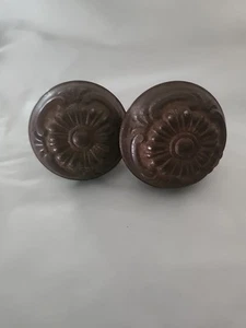 Vintage Türknaufpaar geprägtes Blumenmuster Messing/Gusseisen - Bild 1 von 9