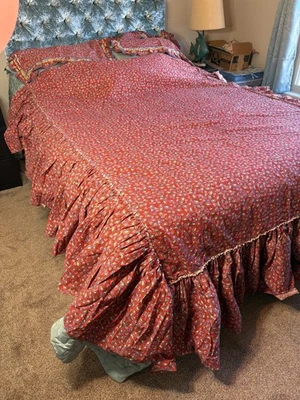 Vintage Country Cottage Twin Bedspread, 2 Pillow Shams, 2 Curtains & Tablecloth - Image 1 of 4