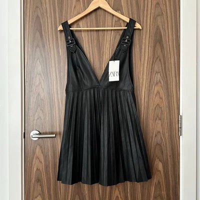 Mini Vestido Zara Negro Imitación Cuero Hebilla Correa Plisado Cami Mediano NUEVO Foto 1 de 4
