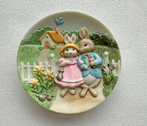 1997 Frühling Sammelteller #4 ~ verkleidete Osterhasen ~ Punze Ornament - Bild 1 von 3