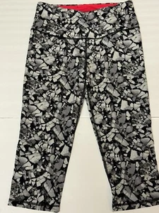 Victoria’s Secret VSX Capri Leggings Small NWOT NEW - Picture 1 of 4