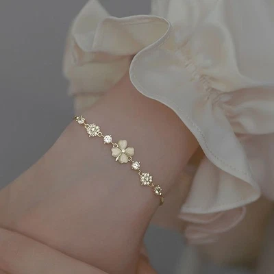 Kühnes und schönes Damen Armband mit einzigartigen floralen Merkmalen in Gold - Bild 1 von 4