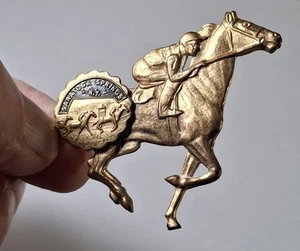 Hübsche antike Souvenir Anstecknadel Saratoga Springs NY Rennpferd Jockey Brosche - Bild 1 von 6