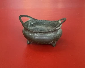 PEQUEÑO QUEMADOR DE INCIENSO TRÍPODE CHINO DE METAL ANTIGUO VINTAGE - FONDO ESTAMPADO - Imagen 1 de 6