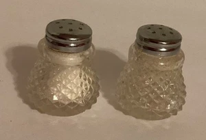 Juego de coctelera de sal y pimienta Hobnail de vidrio transparente pequeño de colección tapas de metal - Imagen 1 de 7