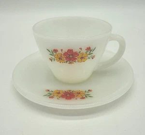 Vintage Feuerkönig Milchglas Tasse und Untertasse gelb orange Blume Anchor Hocking - Bild 1 von 4
