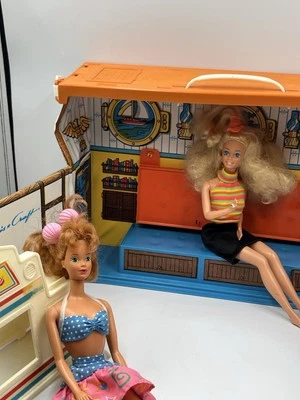 Винтажная 1974 Barbie Dream Boat Mattel с 2 ВИНТАЖНЫМИ 1966 BARBIES (не полная) СМ. - Изображение 1 из 4