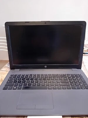 HP 255 G6 15.6" (AMD E2-9000e, 4GB RAM, 500GB HDD) Laptop - Nero - Immagine 1 di 4