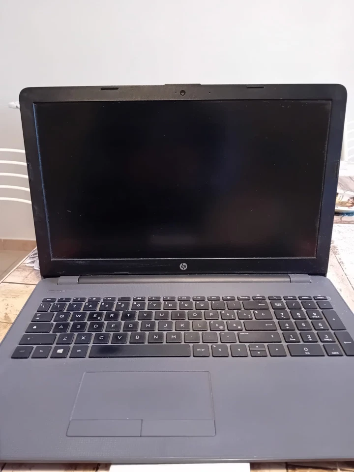 HP 255 G6 15.6" (AMD E2-9000e, 4GB RAM, 500GB HDD) Laptop - Nero - Immagine 1 di 4