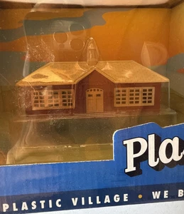 Casa escolar Bachmann Plasticville escala HO montada #45011 nueva en caja - Imagen 1 de 3
