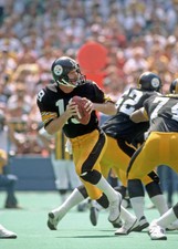 Quarterback David Woodley of the Pittsburgh Steelers drops back - 1984 Old Photo