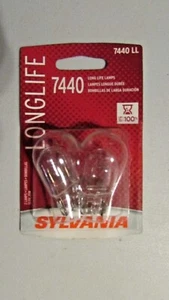 NUEVO Sylvania Long Life Paquete de 2 7440LL bombilla centro de freno de respaldo alto 25W - Imagen 1 de 2