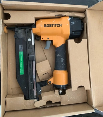 Pregador Bostitch SB-1664FN acabamento pneumático reto calibre 16 - Imagem 1 de 2