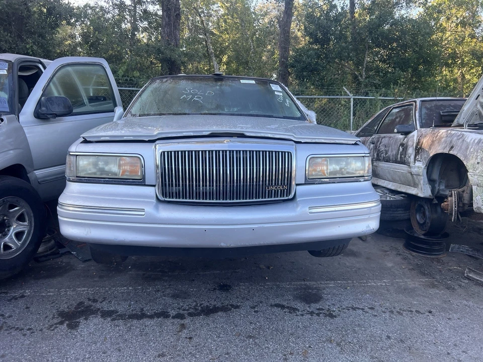 95-97 Lincoln Town Car Left/Right  Side Headlight Assembly ONLY 2 Pc - Image 1 of 4