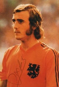 HOLLAND, AJAX & BARCELONA: JOHAN NEESKENS SIGNED 6x4 ACTION PHOTO+COA - Picture 1 of 1