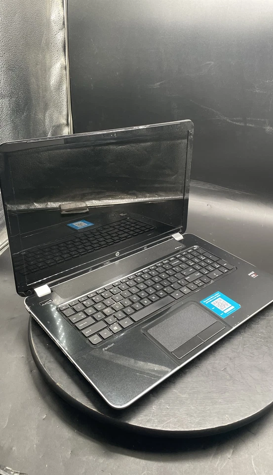 Portátil HP Pavilion 17 AMD A10 cuatro núcleos 17,3" sin disco duro gráficos Radeon Foto 1 de 4