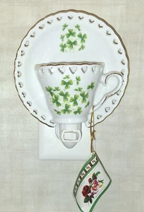 Neu im Karton weiße Porzellan Teetasse mit Untertasse Nachtlicht Victoria's Garden mit Kleeblättern - Bild 1 von 24