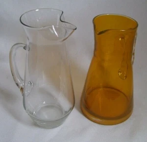 Juego de dos jarras de vidrio ámbar y vidrio transparente de colección - Imagen 1 de 12