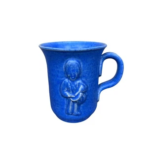 Blaue Keramik Tasse Junge Figur geprägt strukturiert Steinzeug Kaffeetasse Vintage - Bild 1 von 6