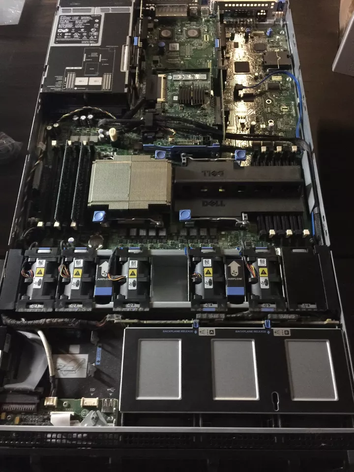 DELL Poweredge R610 2x Quad Core 2.4GHZ,4GB, DVD NO hdd - Image 1 of 4