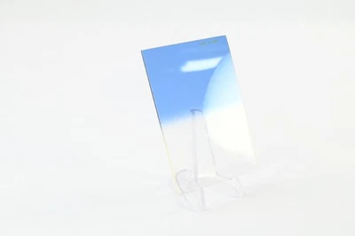 LEE Filters 84 x 120mm Soft-Edge Graduated Sky Blue Filter P-SBG #G340 - Image 1 of 4