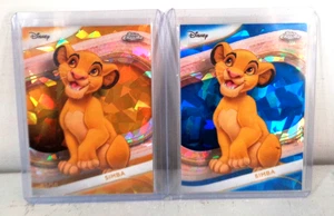 2025 Topps Chrome Sapphire Disney #100 Simba Gold 5/50 & Base Il Re Leone - Foto 1 di 3