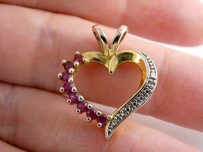 Colgante PAJ Bronce Metal Rosa Rubí Tachonado y Diamante Acento Corazón 2.5g 1 Pulgada Foto 1 de 4