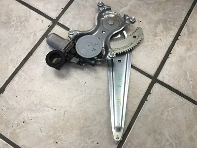 TOYOTA RAV4 2013 2014 2015 2016 REGULADOR DE VENTANA TRASERA CON MOTOR OEM LADO IZQUIERDO Foto 1 de 2
