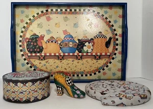 4 Stück ME Mary Engelbreit Lot Tablett Becher Teppich Box Schuh - Bild 1 von 20