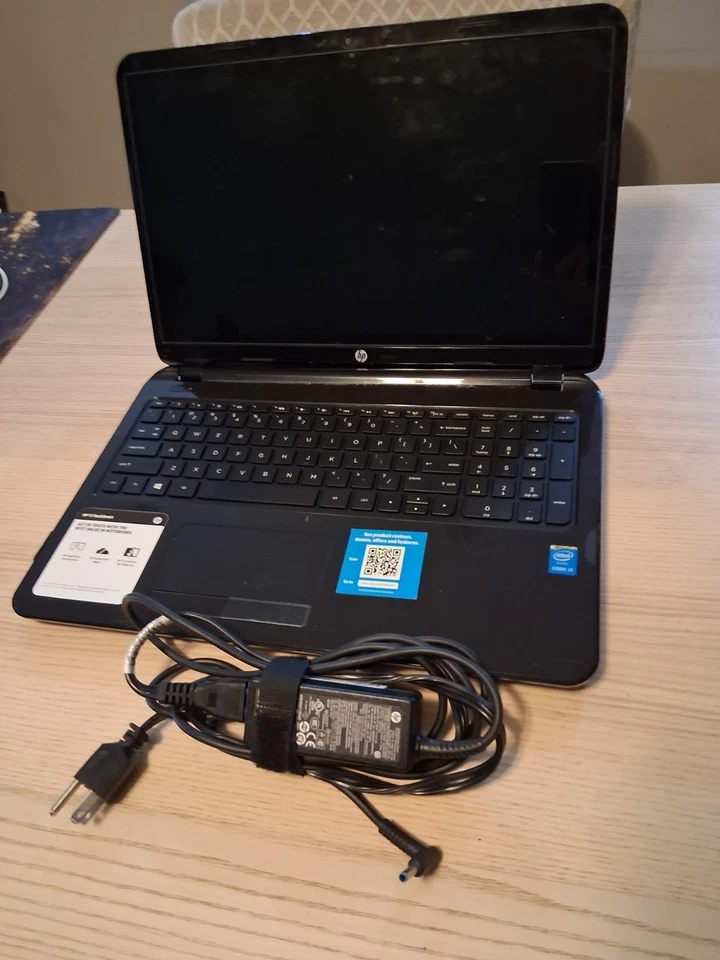 HP 15 TouchSmart 15-r137wm Intel i3-4005u 1,70 GHz 6 GB RAM 240 GB HDWin 10 COMO ESTÁ Foto 1 de 4