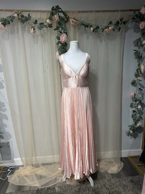 Nuevo con etiquetas Vestido Plisado Rosa Satinado Con Corsé Espalda Talla 6,8 y 10 Disponible  Foto 1 de 2