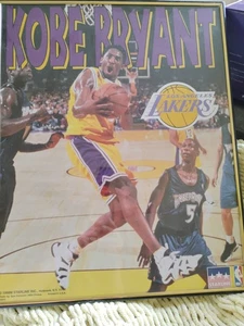 1998 Starline Kobe Bryant Lakers Gerahmtes Poster 16 x 20 - Bild 1 von 9