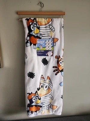 Manta de felpa Bluey HALLOWEEN blanca azul naranja pirata 50" x 70" nueva Foto 1 de 4