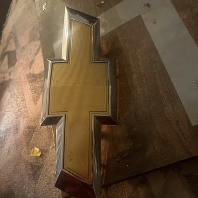 Chevrolet Colorado 2020-2023 emblema de pajarita (84701878) dorado usado bueno Foto 1 de 3