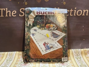 Bucilla 1991 Krippe Kreuzstich Tablerunner 14" x 44" keine Zahnseide Vintage Neu aus altem Lagerbestand - Bild 1 von 9