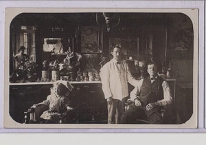 Echt Foto Postkarte RPPC - Friseursalon mit Friseur und Familie - Bild 1 von 2