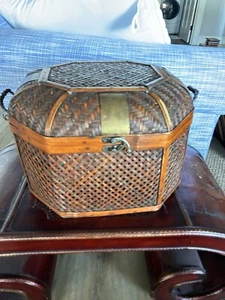 Baule vintage in rattan tessuto bambù piccolo baule contenitore ferramenta ottone - Foto 1 di 9