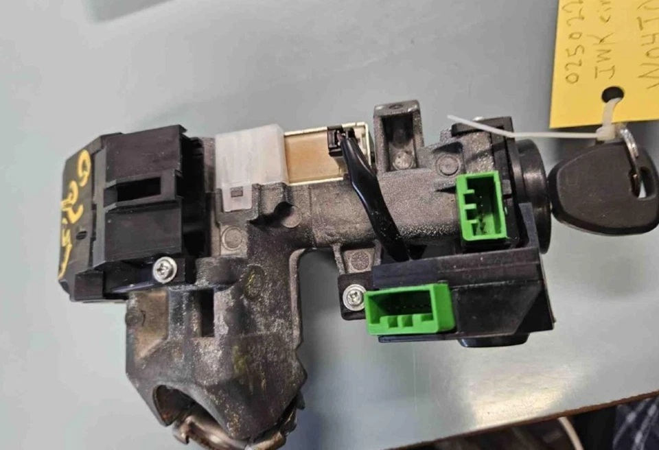 2001 - 2002 Honda Civic Ignition Switch Cylinder Lock Manual W/Key Used - Image 1 of 2