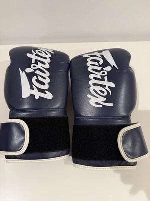 Luvas de boxe Fairtex Muay Thai azuis 14 oz e envoltórios - Imagem 1 de 4
