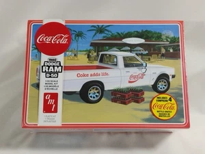 Dodge Ram D50 1980 rojo y blanco Coca-Cola escala 1:25 kit modelo sellado nuevo - Imagen 1 de 7