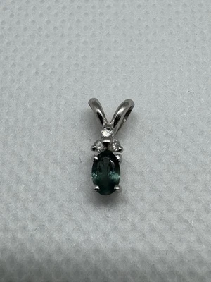 Colgante de diamantes de alejandrita natural ovalados de oro blanco de 14 k tamaño piedra 4,6 x 2,9 Foto 1 de 4
