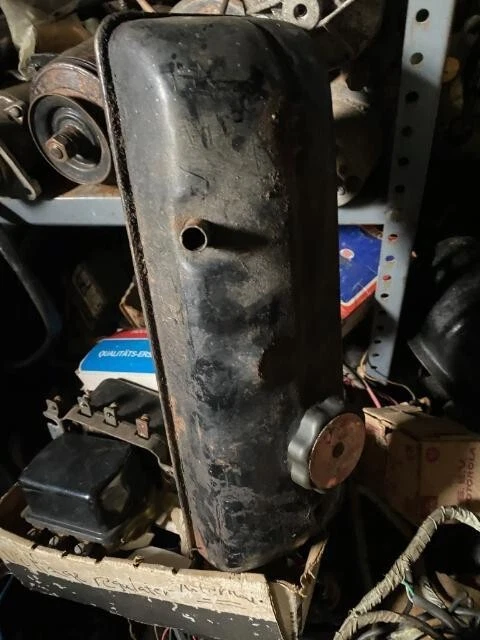 RENAULT R-8-10-5-Caravelle ORIGINAL VALVE COVER AND OIL CAP - Image 1 of 1