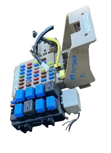 2004-2009 Subaru Outback Legacy Cabin Fuse Relay Junction Box 82201AG05A - Picture 1 of 5