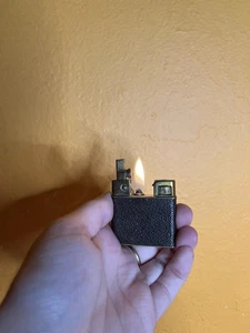 Encendedor vintage de cuero marrón y bronce con gatillo giratorio - Imagen 1 de 4
