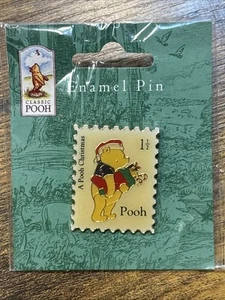 Spilla smaltata natalizia classica Pooh Michel & Company Pooh A Pooh nuova con scatola - Foto 1 di 4