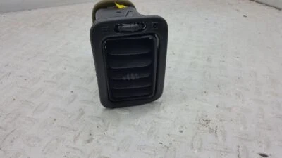 Passenger Center Dash Vent Fits 03 AVALANCHE 1500 - Image 1 of 4