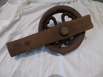ancienne poulie décor cœur 18 cm avec étrier: de puits grenier déco loft chalet - Photo 1/4