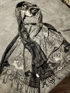 Sciarpa/Scialle Pashmina avvolgente grigio e nero con frange 23" x 78" - Foto 1 di 4