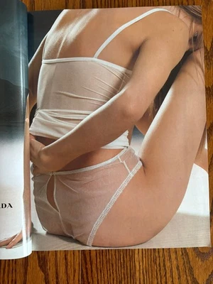 1998 Prada 2 páginas Mag IMPRESSÃO ANÚNCIO costas camisa branca calcinha transparente bochechas pernas anos 90 - Imagem 1 de 2